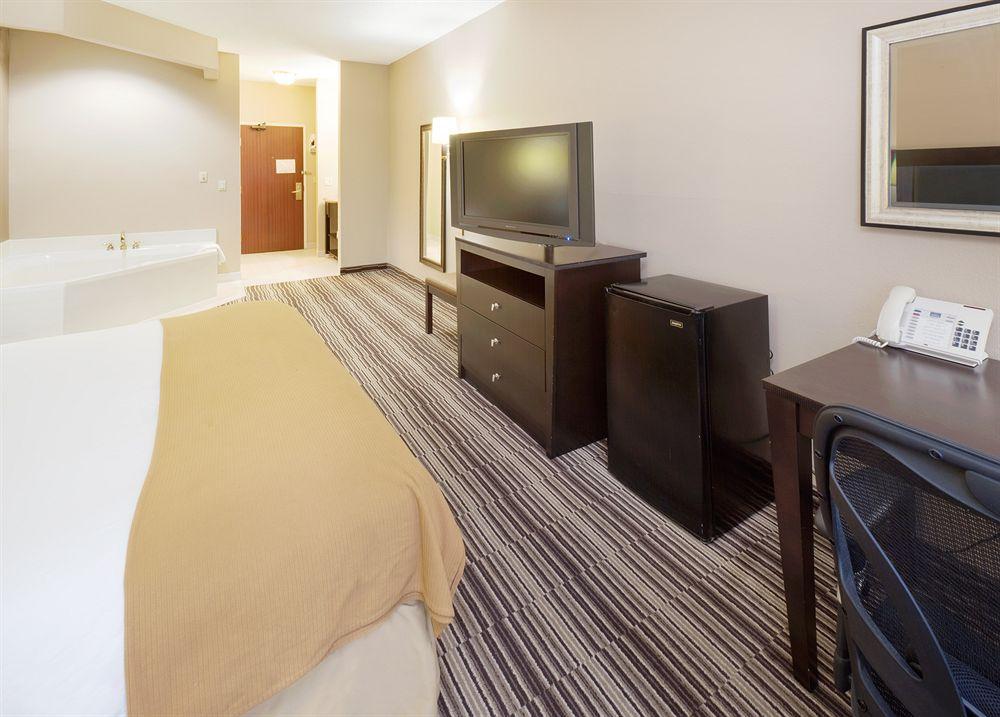 Holiday Inn Express Hotel & Suites Burlington By Ihg Номер фото
