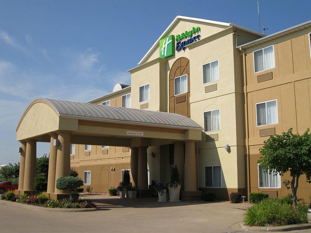 Holiday Inn Express Hotel & Suites Burlington By Ihg Экстерьер фото