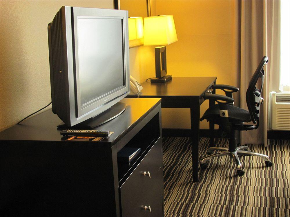 Holiday Inn Express Hotel & Suites Burlington By Ihg Экстерьер фото