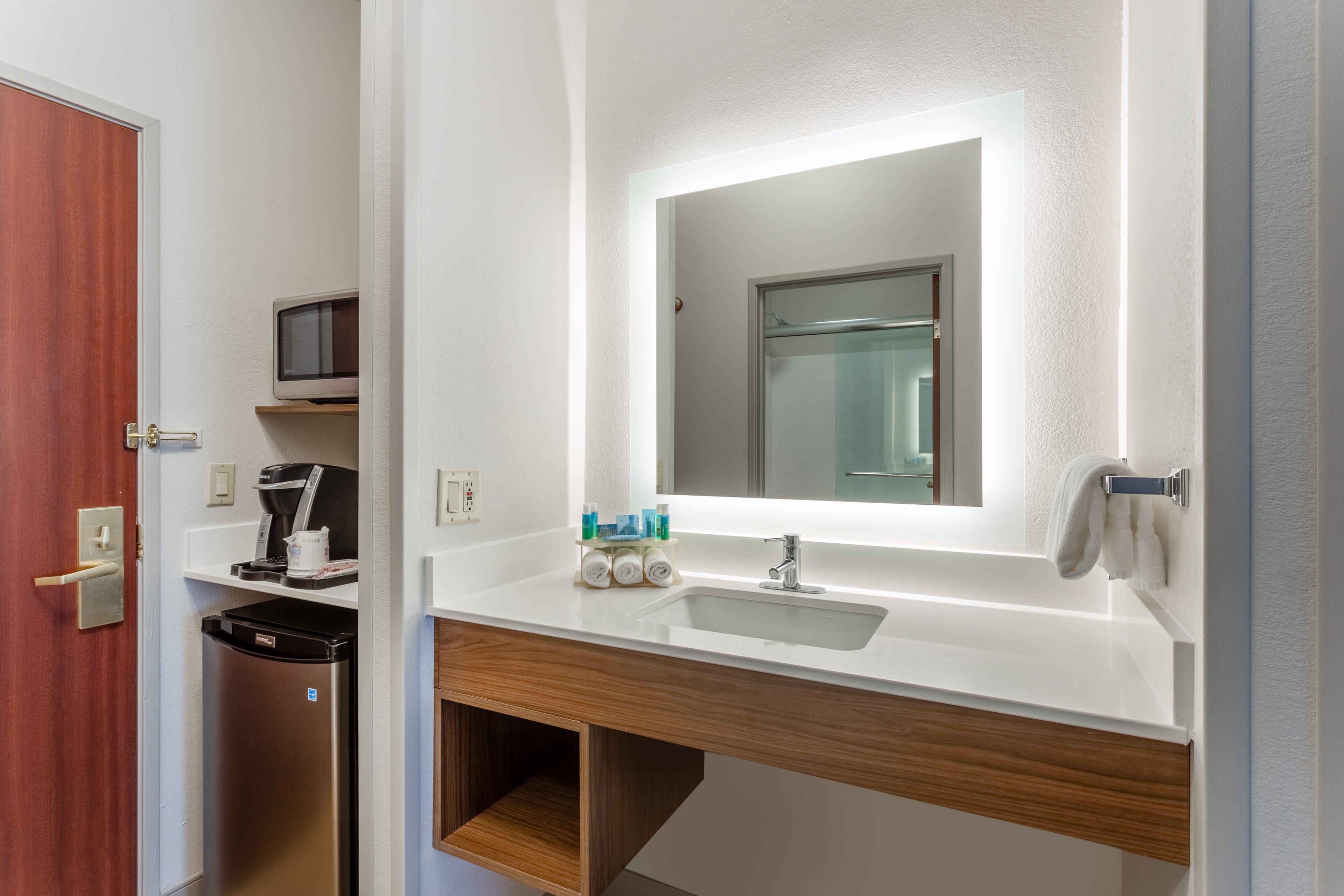 Holiday Inn Express Hotel & Suites Burlington By Ihg Экстерьер фото