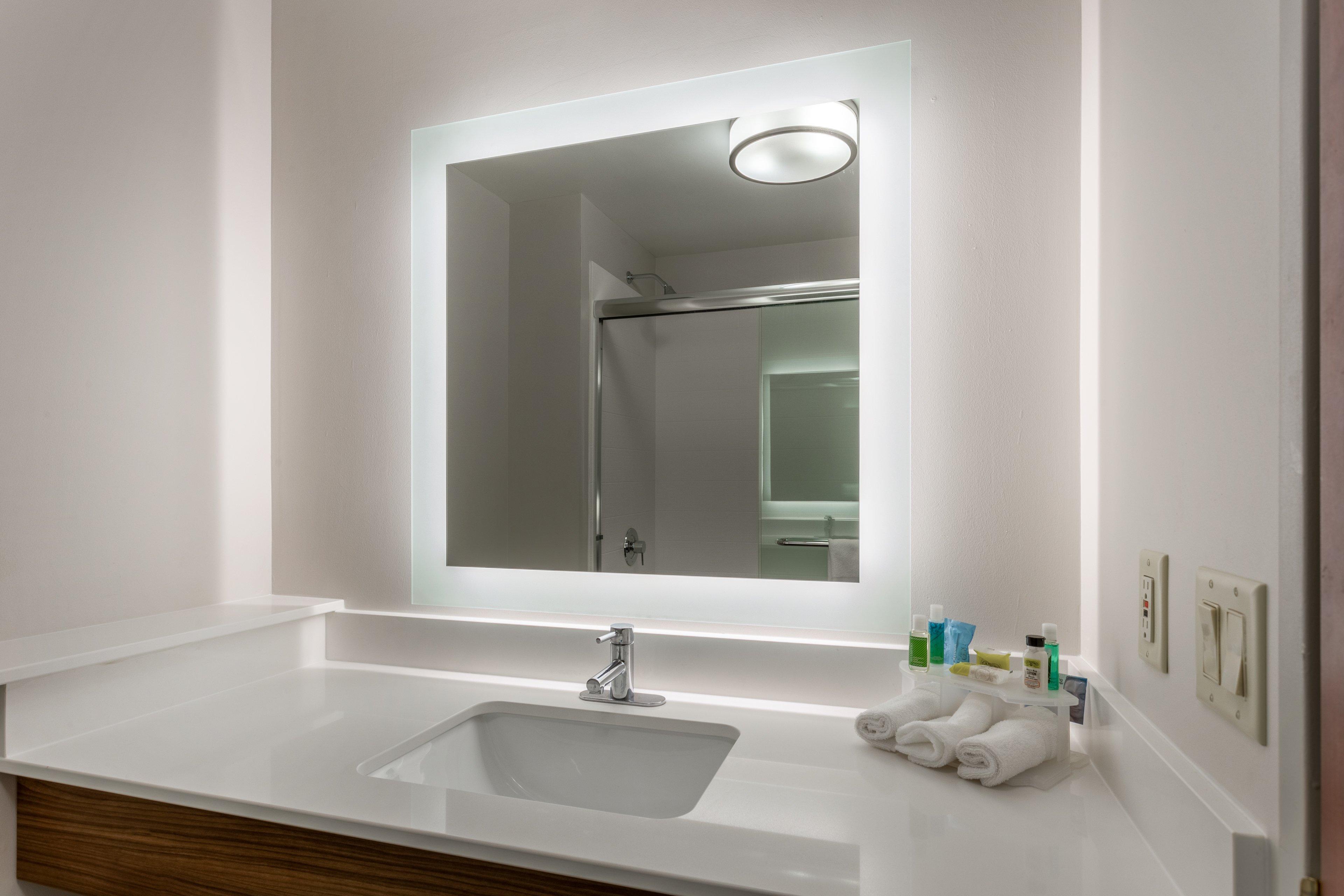 Holiday Inn Express Hotel & Suites Burlington By Ihg Экстерьер фото