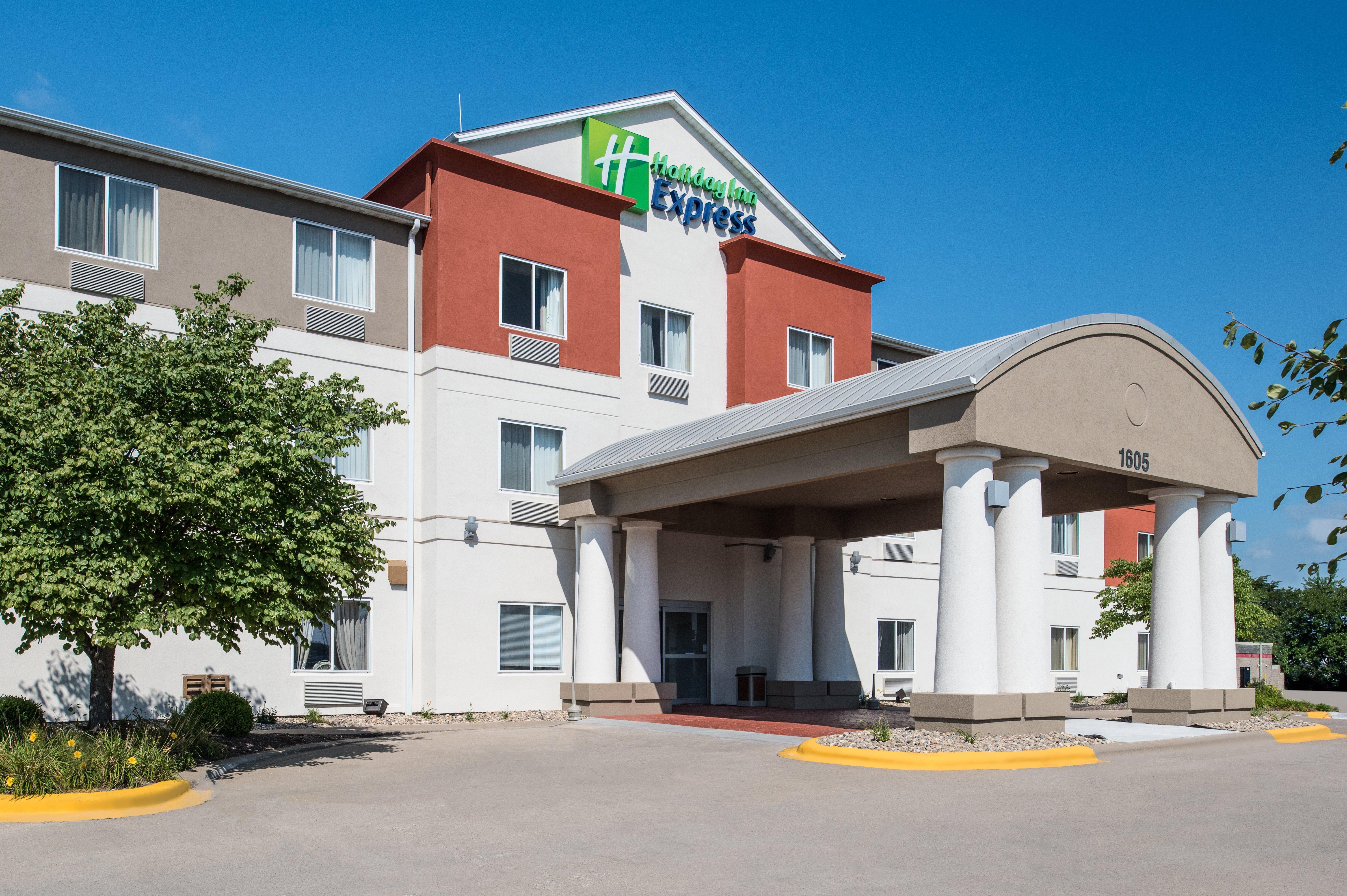 Holiday Inn Express Hotel & Suites Burlington By Ihg Экстерьер фото