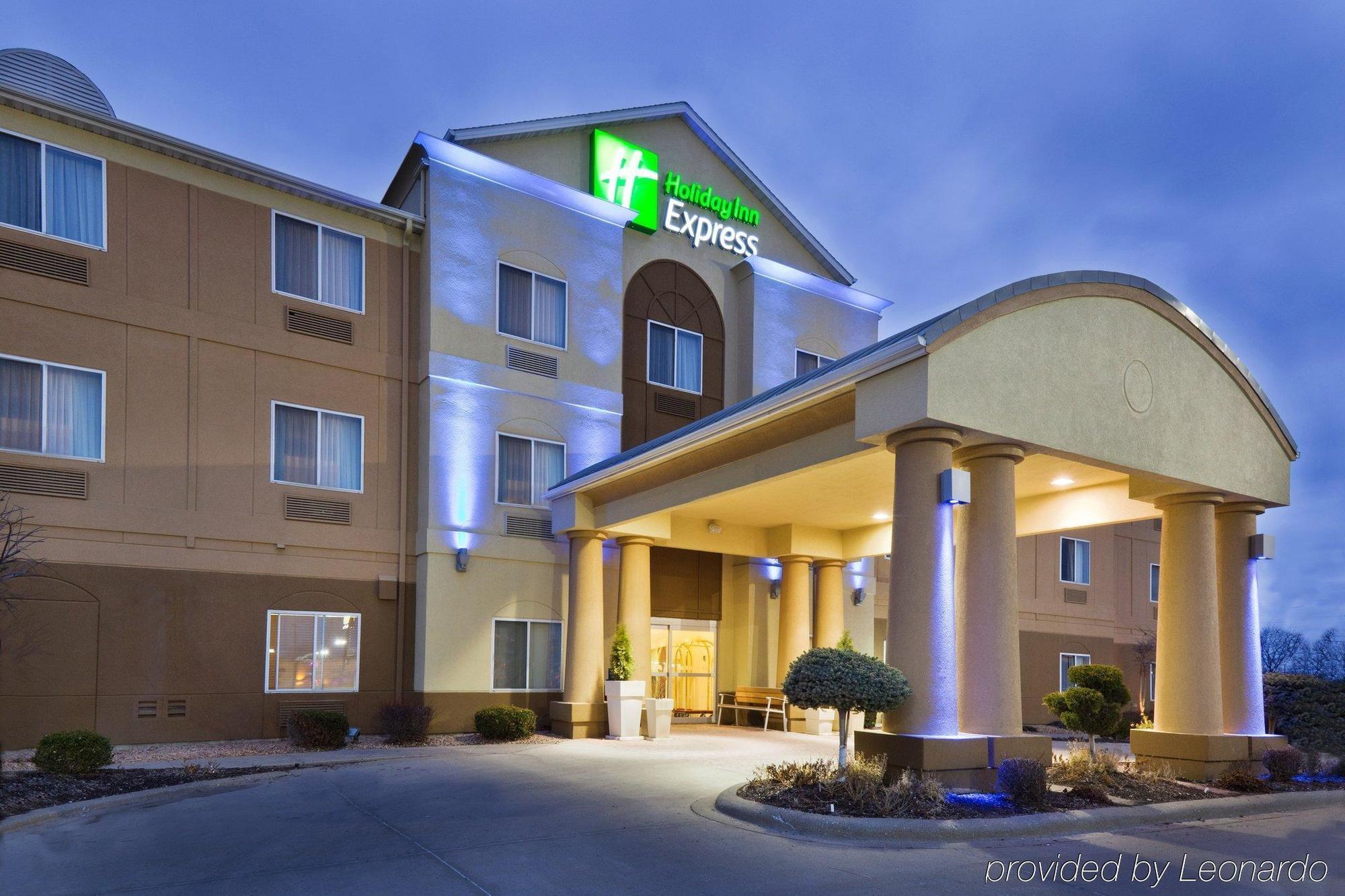 Holiday Inn Express Hotel & Suites Burlington By Ihg Экстерьер фото