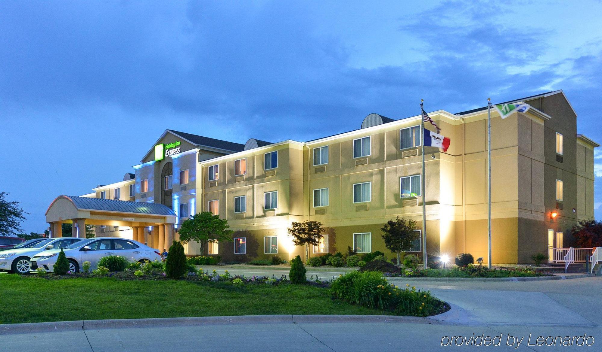 Holiday Inn Express Hotel & Suites Burlington By Ihg Экстерьер фото