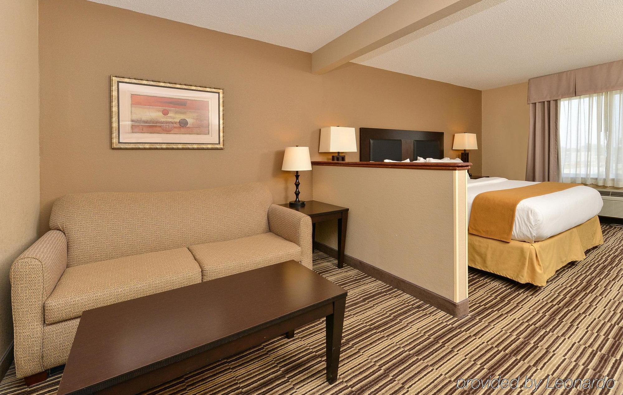 Holiday Inn Express Hotel & Suites Burlington By Ihg Экстерьер фото