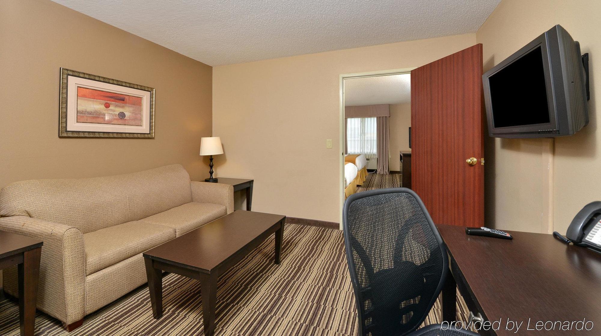 Holiday Inn Express Hotel & Suites Burlington By Ihg Экстерьер фото