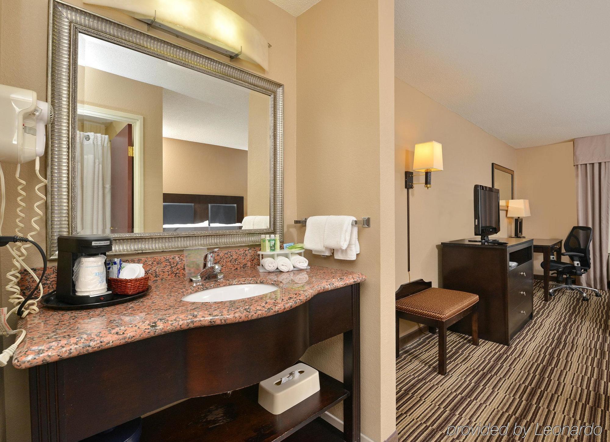 Holiday Inn Express Hotel & Suites Burlington By Ihg Экстерьер фото