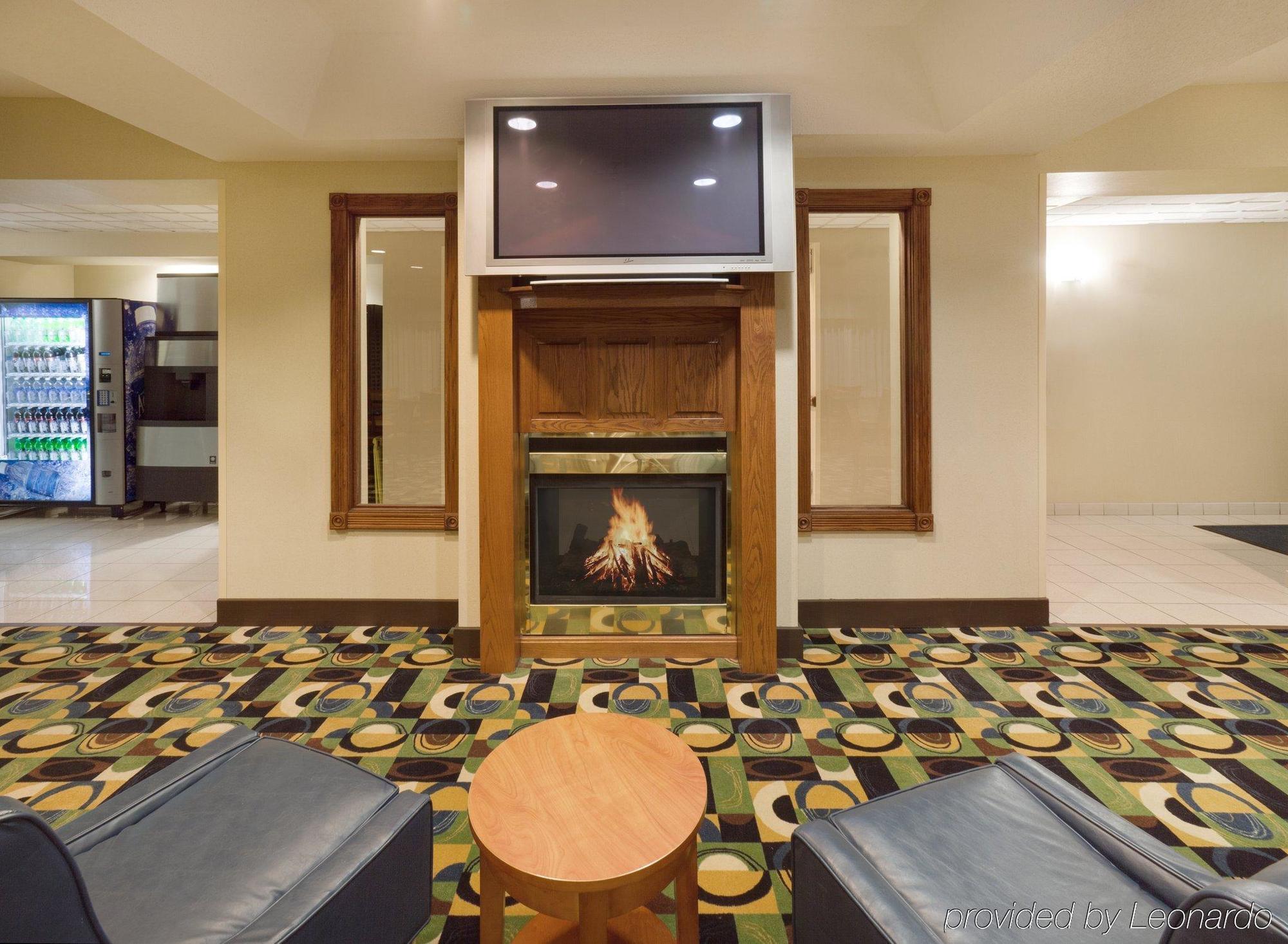 Holiday Inn Express Hotel & Suites Burlington By Ihg Интерьер фото