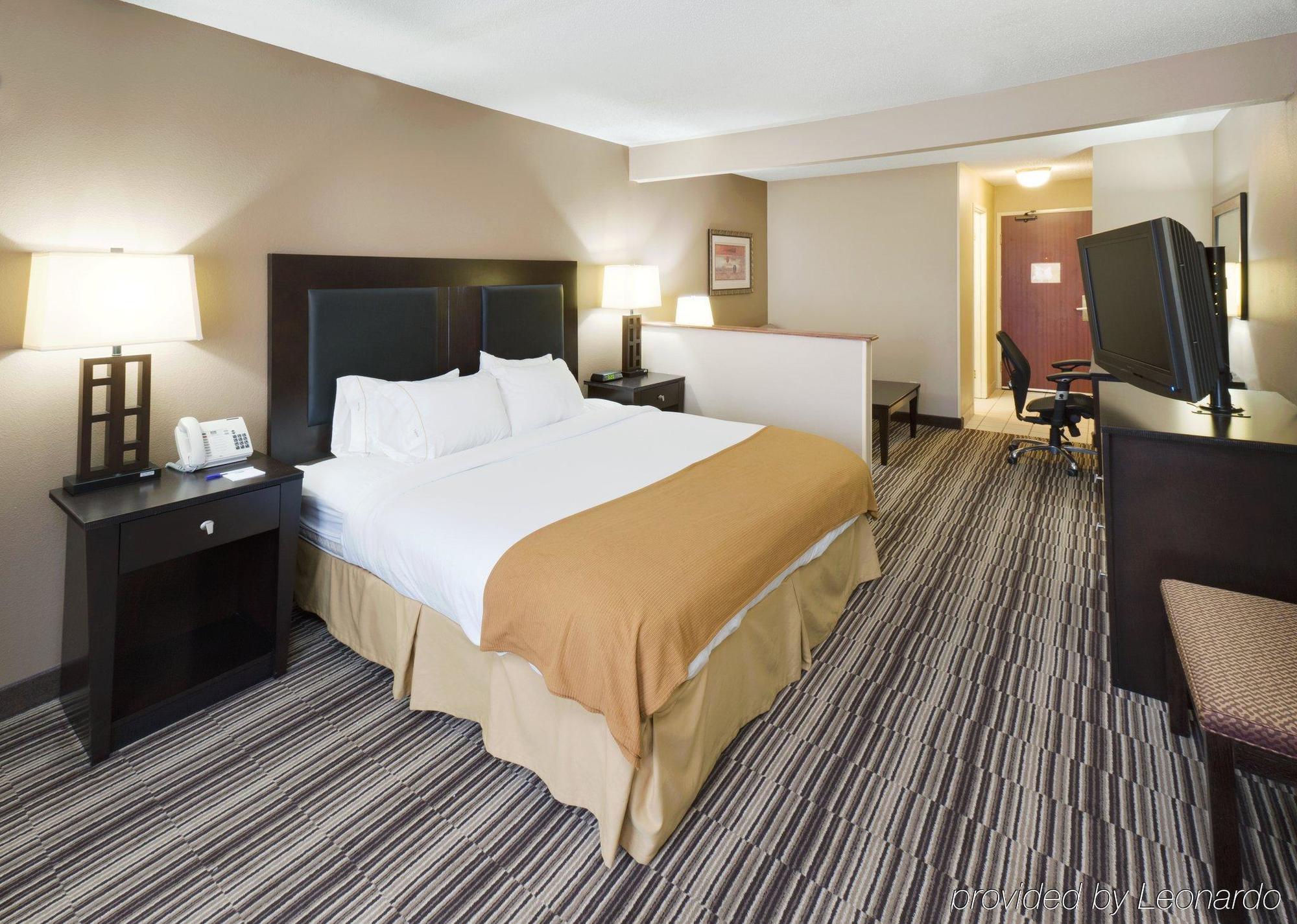 Holiday Inn Express Hotel & Suites Burlington By Ihg Номер фото