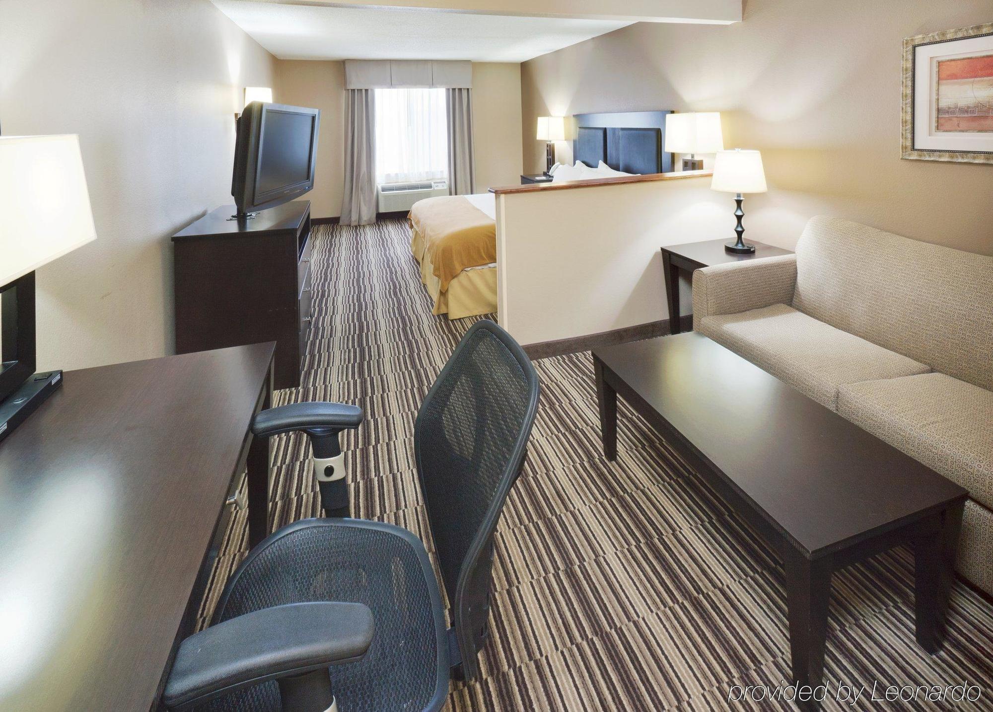 Holiday Inn Express Hotel & Suites Burlington By Ihg Номер фото